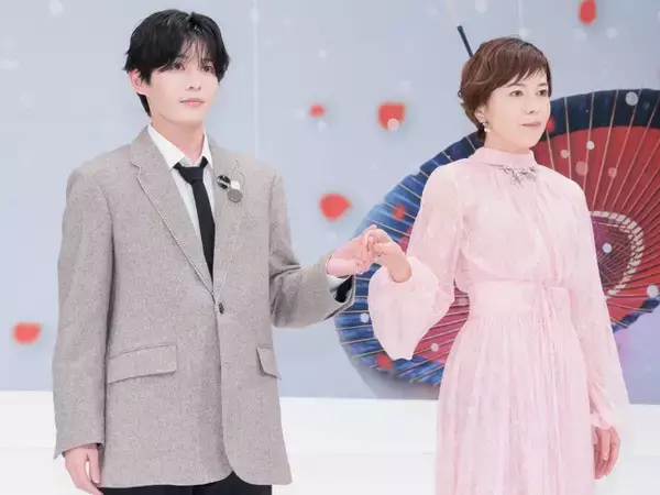 なにわ男子・長尾謙杜、母親を演じた沢口靖子をエスコート！　沢口「ほっぺが白くてプクプクッとしたところが似てる」