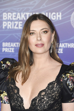 マリア・シャラポワ、39歳誕生日前日にイベントで美しいドレス姿披露