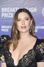 マリア・シャラポワ、39歳誕生日前日にイベントで美しいドレス姿披露