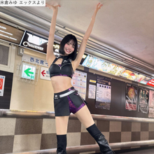 「デカ女」話題のコスプレイヤーにネット騒然　天井に届くスタイル　圧倒的な手足の長さ