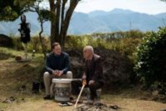 ブレンダン・フレイザー×柄本明、日米の名優が奏でる絆――『レンタル・ファミリー』本編映像解禁