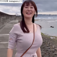 グラビア話題44歳・元NHKの竹中知華アナ、タイトなスカート×ニット姿が「美しすぎ」「スタイル抜群」