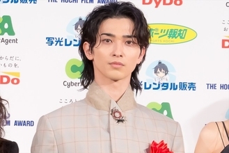 横浜流星、報知映画賞主演男優賞受賞　佐藤浩市が祝福に駆けつける