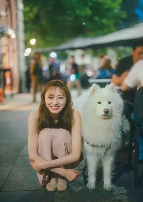 乃木坂46・梅澤美波「あまりに可愛すぎて虜に」　2nd写真集“もふもふ”ワンちゃんと2ショット解禁