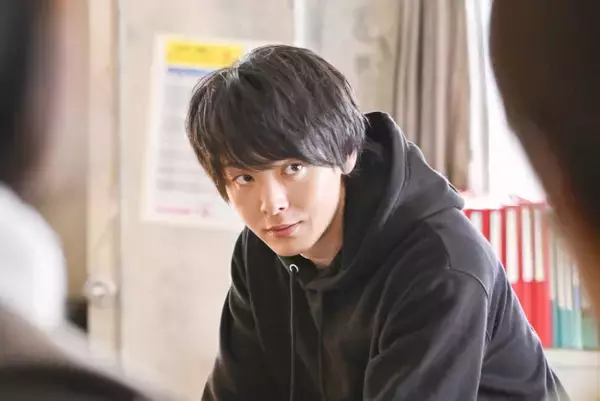 『DREAM STAGE』“吾妻”中村倫也、まさかの移動手段で登場　ネット騒然「絵になる～」「おもしれー男www」