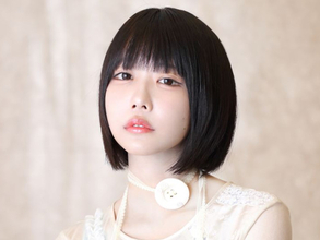 あのちゃん、超ミニスカでレッドカーペットに登場「人間離れした完璧なスタイル」