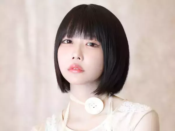 あのちゃん、超ミニスカでレッドカーペットに登場「人間離れした完璧なスタイル」