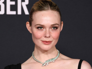 エル・ファニング、ドレスがキツくてカンヌで失神　駆け付けてくれた“英国紳士”を明かす