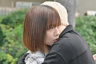 『娘の命を奪ったヤツを殺すのは罪ですか?』“レイコ”齊藤京子、“成瀬”白岩瑠姫からのハグに呆然「どういうこと?」「キュン」