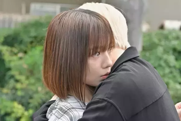 『娘の命を奪ったヤツを殺すのは罪ですか？』“レイコ”齊藤京子、“成瀬”白岩瑠姫からのハグに呆然「どういうこと？」「キュン」
