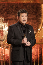 ＜第49回日本アカデミー賞＞佐藤二朗、最優秀助演男優賞を初受賞！「これは泣くなー」感極まる！　共演・山田裕貴も号泣