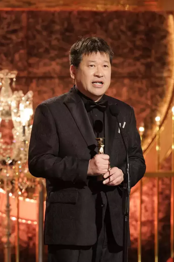 ＜第49回日本アカデミー賞＞佐藤二朗、最優秀助演男優賞を初受賞！「これは泣くなー」感極まる！　共演・山田裕貴も号泣