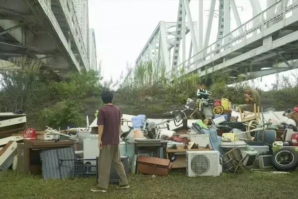 「松山ケンイチ「いい曲だね」　『川っぺりムコリッタ』ピアニカとギターの“ゴミ山”セッション映像解禁」の画像