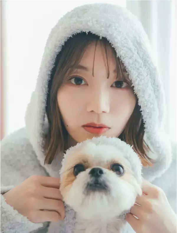 日向坂46・高本彩花、もこもこ部屋着で愛犬ちぇりちゃんとポーズ　1st写真集先行カット