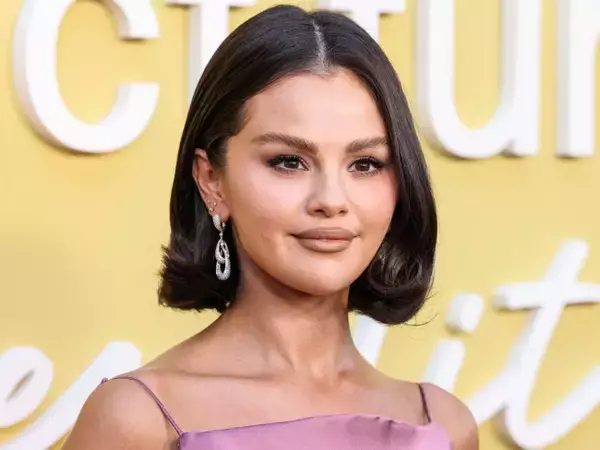 セレーナ・ゴメス、パープルのミニドレスを纏った輝く姿でチャリティイベントを主催