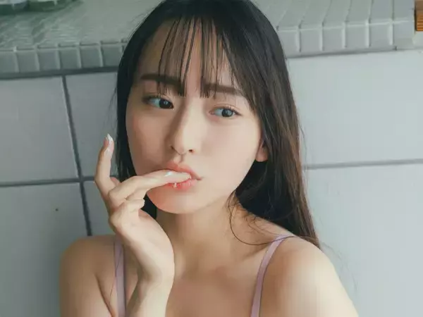 “令和最初のエンジェル”28歳、ビキニ姿からガーリーなワンピまで　最新写真集