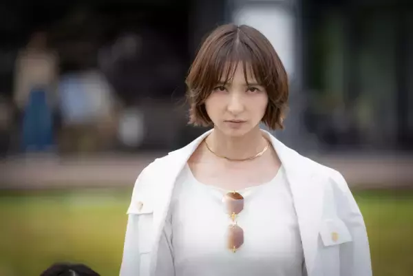 『おちたらおわり』初回　篠田麻里子、タワマン最上階セレブ妻役にネット恐怖「上から孔美子」「深夜ドラマの女王」