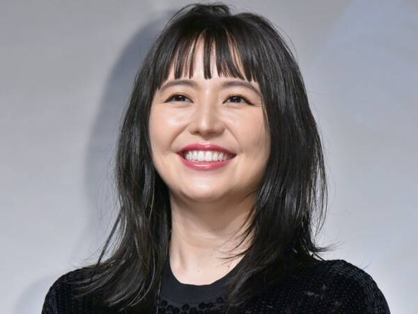 長澤まさみ ネクタイ姿で笑顔 コンフィデンスマンjp オフショットに ダー子さんだいすき の声 22年1月7日 エキサイトニュース