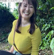 グラビア話題の43歳・元NHKアナ、黄色のニット姿が「スタイル抜群」「最高」　ミニスカも履きこなす