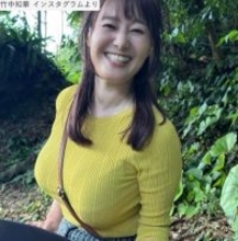 グラビア話題の43歳・元NHKアナ、黄色のニット姿が「スタイル抜群」「最高」　ミニスカも履きこなす