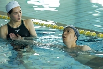 長谷川博己×綾瀬はるか『はい、泳げません』、プールで熱血指導の水泳ショット解禁
