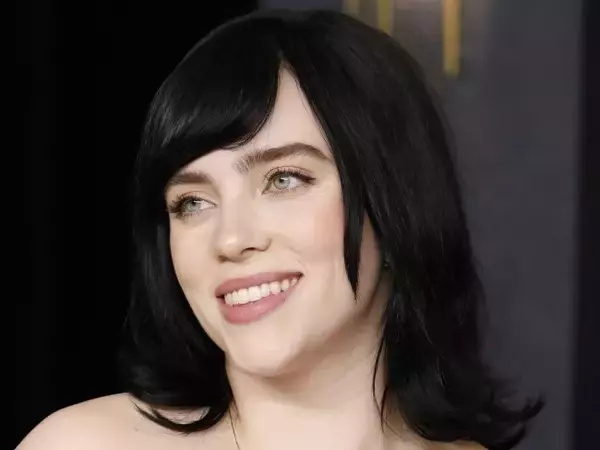 ビリー・アイリッシュ、「女性が好き」というカミングアウトに言及「皆が気づいていないなんて思わなかった」