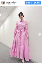 骨折中の“日本一強いアナウンサー”美女、かわいらしいピンクワンピース姿を公開