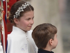 シャーロット王女、戴冠式で弟ルイ王子を行儀よくさせるのにヘトヘト