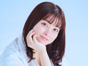 橋本環奈「25歳になりましたー！いぇい！」　デコルテまぶしいオフショットに絶賛の声