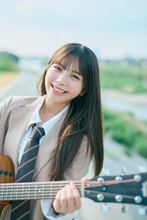 日向坂46・五期生グラビアに反響「制服にギター似合いすぎ」「本物の天使」