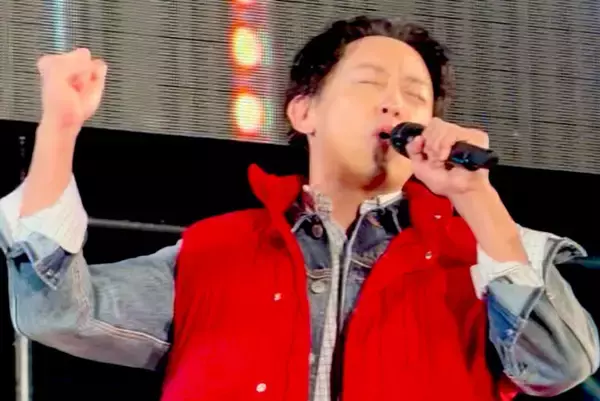 山本耕史、『BTTF』主題歌を熱唱！　マーティのコスプレで会場沸かす〈東京コミコン2025〉