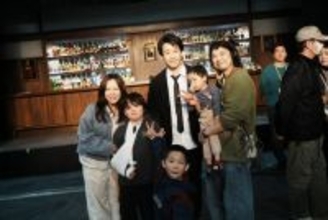 大泉洋×松田龍平『BYE BYE LOVE 探偵はBARにいる』ファミリーデイを開催　笑顔でファミリー達と交流