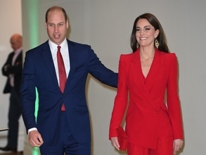 英キャサリン皇太子妃、全身真っ赤なパンツスーツ姿でイベントに出席