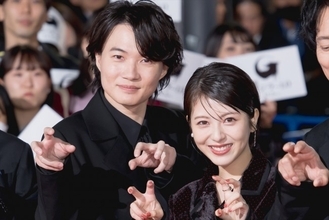 神木隆之介＆浜辺美波、歌舞伎町のレッドカーペットに降臨　“巨大ゴジラトラック”も登場