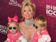 パリス・ヒルトン、自身のドキュメンタリー映画のプレミアに夫＆子どもたちと登場！