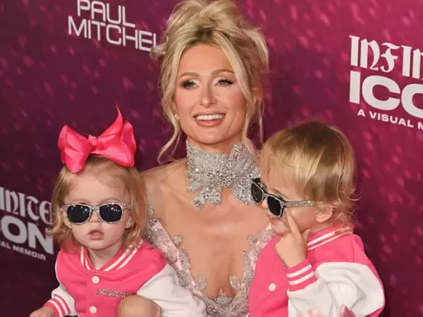 パリス・ヒルトン、自身のドキュメンタリー映画のプレミアに夫＆子どもたちと登場！