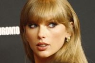 テイラー・スウィフトの冬のミニスコーデがかわいい