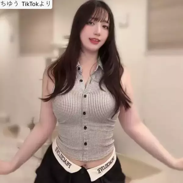 フォロワー500万の165cm美女、タイトなノースリーブ姿が「スタイル抜群」「最高」「ナイスすぎ」