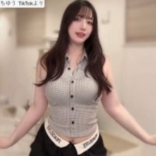フォロワー500万の165cm美女、タイトなノースリーブ姿が「スタイル抜群」「最高」「ナイスすぎ」