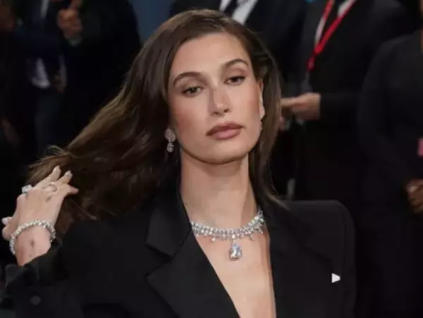 ヘイリー・ビーバー、脇腹の新タトゥーお披露目　1歳半の息子ジャック・ブルースへのオマージュか