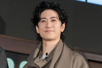 中島裕翔、結婚後初の公の場　 “大切な人を守る”和傘を『スター・ウォーズ』ペドロ・パスカルらにプレゼント