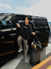 Snow Man・目黒蓮がミラノへ！　リラックスした「フェンディ」コーデで空港に登場