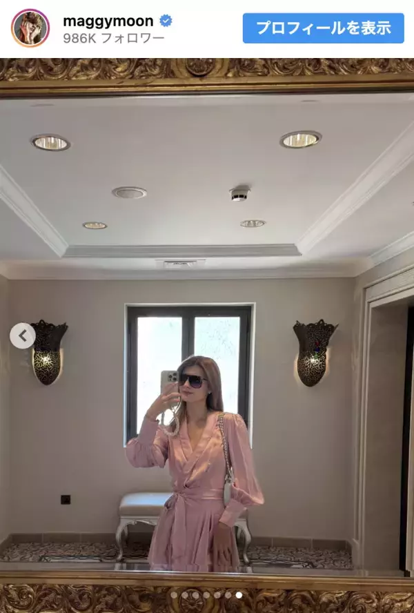 マギー「ドバイきてます」超豪華なロケーション×ガウン風ピンクワンピで美麗姿
