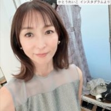 伝説のグラビアクイーン・かとうれいこ56歳、ノースリーブ×シースルー姿で美スタイル全開！　「若すぎる」「可愛い」