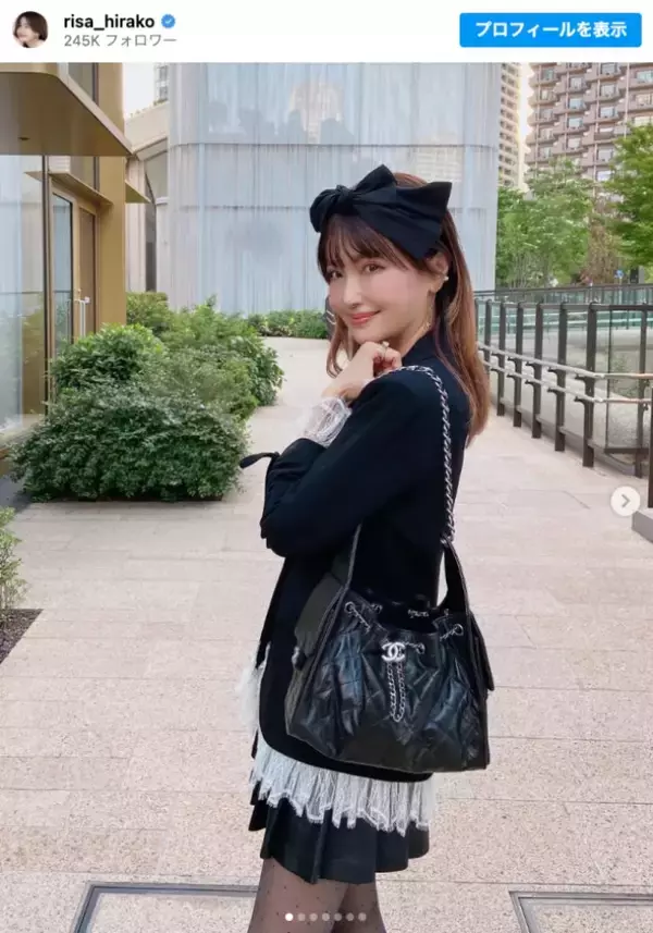 “奇跡の55歳”平子理沙、美脚際立つミニ丈コーデで魅了「スタイル抜群」「お人形さんみたい」