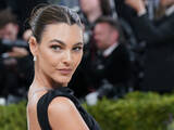 「レオナルド・ディカプリオの年下恋人、メットガラで美腹筋あらわなドレス姿」の画像1