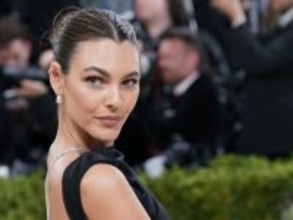 レオナルド・ディカプリオの年下恋人、メットガラで美腹筋あらわなドレス姿