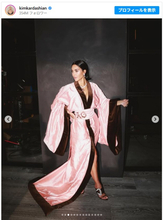 キム・カーダシアンが着物風ドレスを披露　6年前に文化の盗用で批判も