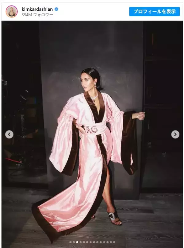 キム・カーダシアンが着物風ドレスを披露　6年前に文化の盗用で批判も