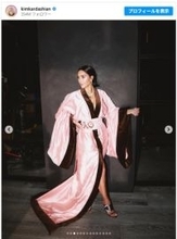 キム・カーダシアンが着物風ドレスを披露　6年前に文化の盗用で批判も